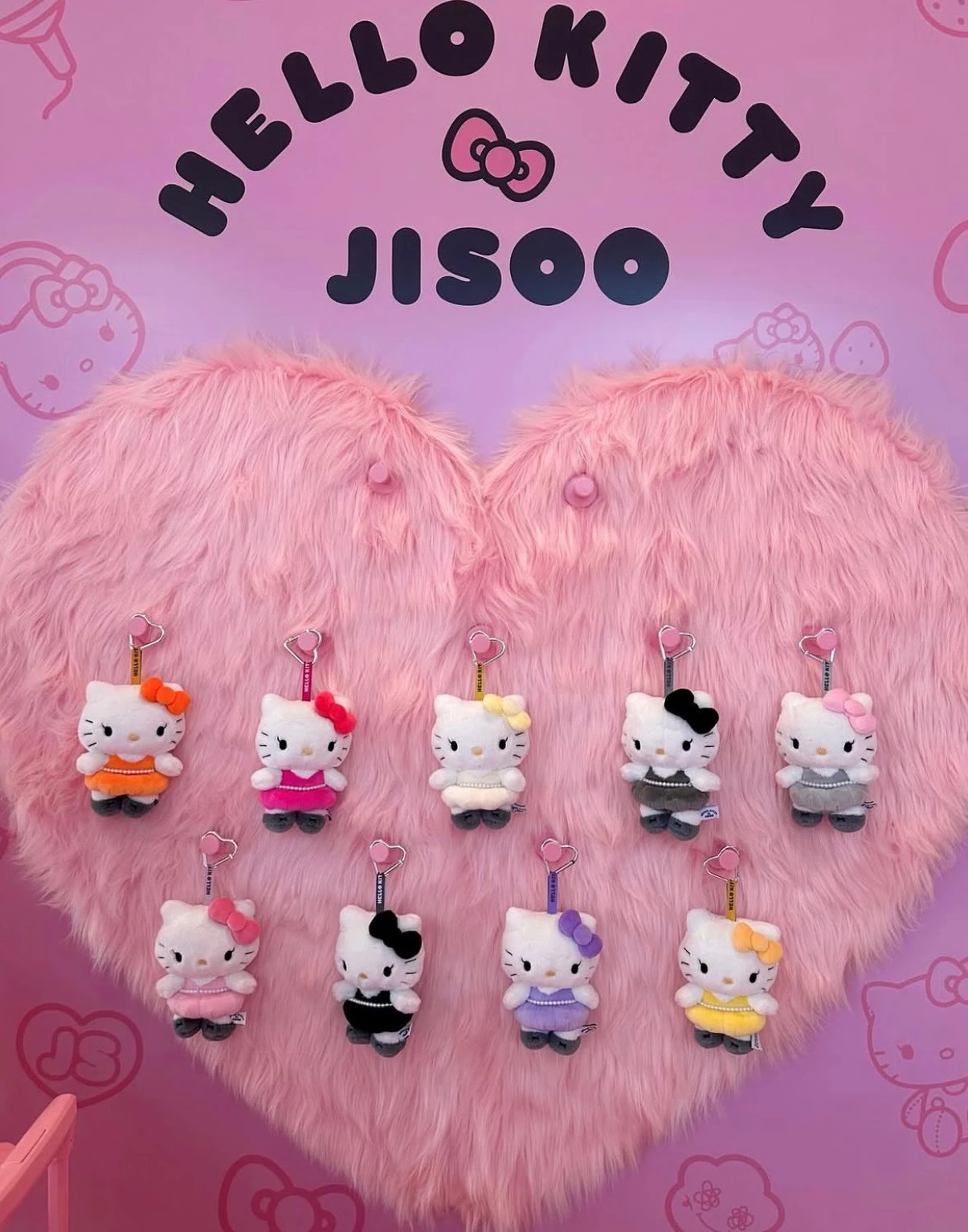 快閃店將有一系列聯手 Hello Kitty 詮釋 Jisoo 形象的周邊商品,從造型設計到角色細節都呼應 Jisoo 獨有的甜美氣質與時尚魅力,不論是娃娃、吊飾盲盒、購物袋再到髮圈,都是人氣品項,其中備受粉絲期待的隱藏彩蛋, Jisoo 自創角色 Shumon 小灰塵聯名創作商品也將同步來台,讓粉絲不必找代購,就能收藏這場夢幻聯名的限定紀念。
