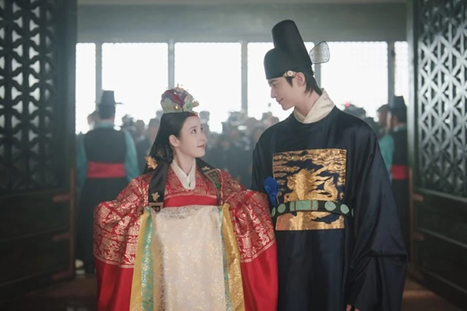 儘管《21 世紀大君夫人》討論度不斷攀升,收視也高居不下,但近日卻因為邊佑錫登基稱王的畫面而遭遇大批網友批評,原因是理安當時配戴的頭飾為藩屬國配備,大臣更是喊著「千歲」而非「萬歲」,讓韓網相當憤怒認為被「矮化」。