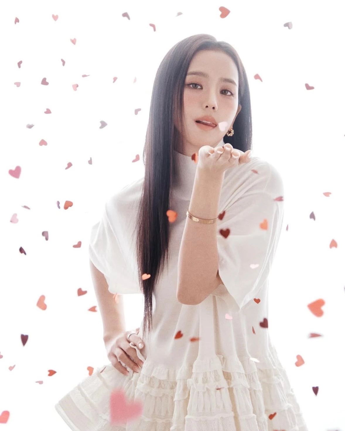 「地表最強女團」BLACKPINK 出道至今締造無數傲人紀錄,自 2023 年底宣布採單飛不解散模式後,成員各自朝自己喜歡的專長與喜歡的風格發展,其中 Jisoo 不只成立經紀公司 BLISSOO,且馬不停蹄的拍攝《新烏托邦》、《全知讀者視角》、《訂閱男友》…等戲劇作品,並於去年二月發行迷你專輯《AMORTAGE》,《AMORTAGE》也在發行首日就衝破 385,501 張銷量,持續證明她在樂壇的影響力依舊。