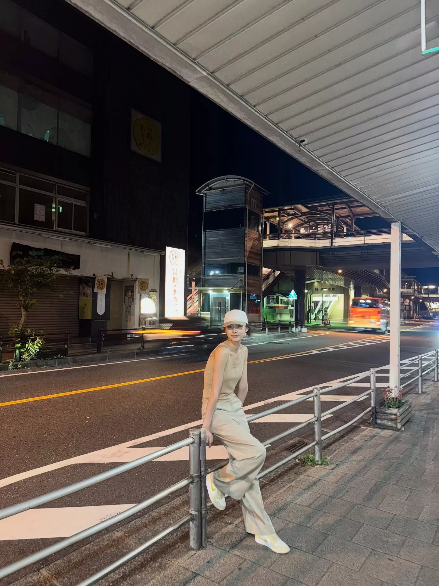 最後一套是周子瑜在日本的夜晚街拍，示範了「全米色系」的Tone on Tone穿法。她以一件米色羅紋工字背心搭配同色系米色寬褲，戴上白色棒球帽、腳踩一雙帶黃色勾勾點綴的Nike球鞋，整體從上到下維持統一的裸米色調，視覺上一路延伸、顯得又高又瘦。
