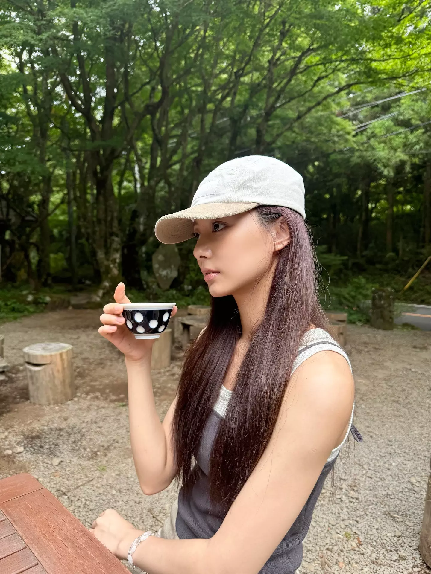 到戶外走走，周子瑜換上機能休閒風。她以一件黑色背心搭配卡其色寬褲，再戴上白色卡其色拼接棒球帽遮陽，在森林步道間健行也維持了俐落有型。黑背心配大地色寬褲是很安全的配色公式，既好活動又耐看；漁夫帽則替造型增添了一點戶外的隨性感。想走自然清爽路線的人，這套很好複製。
