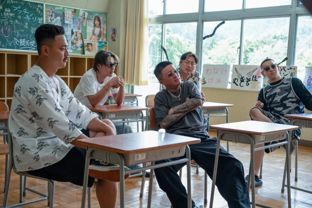 去年由 Netflix 打造的日本戀愛實境節目《不良一族尋愛記》，由日本女星 MEGUMI 擔任節目企劃與製作，找來曾被視為「不良少年、少女」或擁有叛逆過往的單身男女，在改建校舍中共同生活十四天，透過約會、團體活動及最終告白尋找愛情。