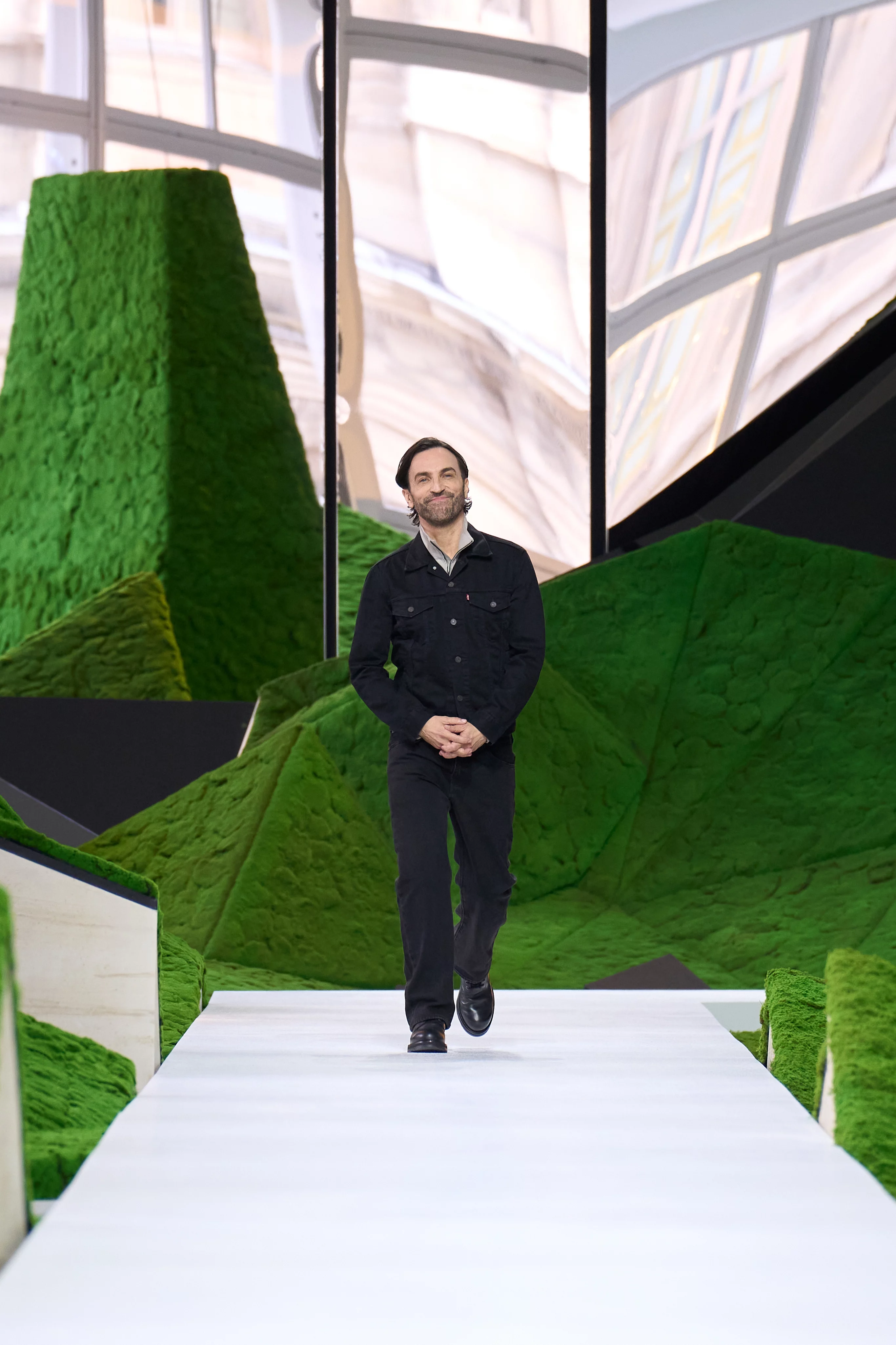 自 2013 年接掌 Louis Vuitton 女裝後，Nicolas Ghesquière 已在品牌走過十多年，讓他在 Louis Vuitton 建立出非常鮮明的個人語彙：未來感、建築感，有時再撒上一些科幻感，還有那種只屬於他的強烈輪廓。