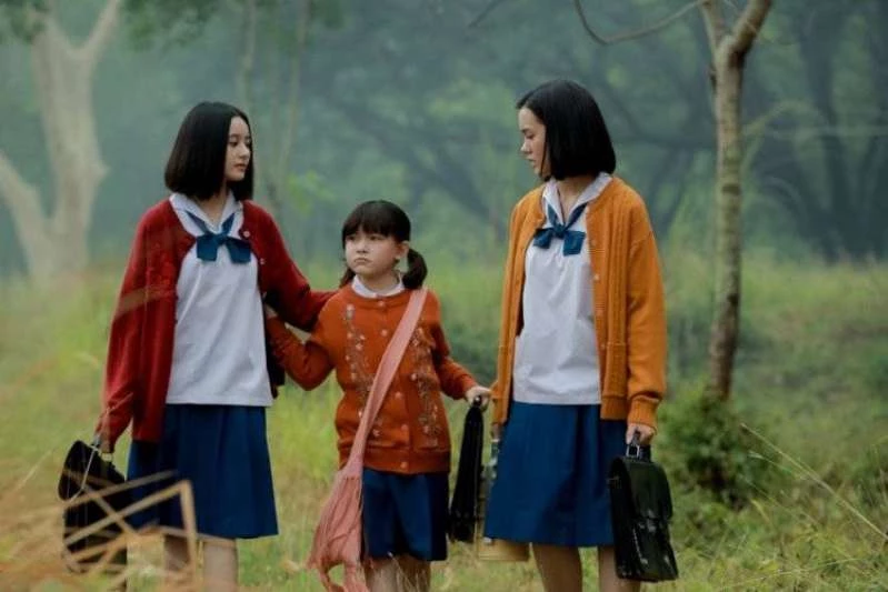 這部在 2023 年以 5.6 億泰銖成為票房奇蹟的《鬼聲泣》由真實故事改編，故事發生在泰國偏遠的村落，一個被血腥邪靈附身的小女孩引發整個社區恐慌，哥哥為了拯救她，不得不面對深藏在村中禁忌與古老傳說背後的噩夢真相。