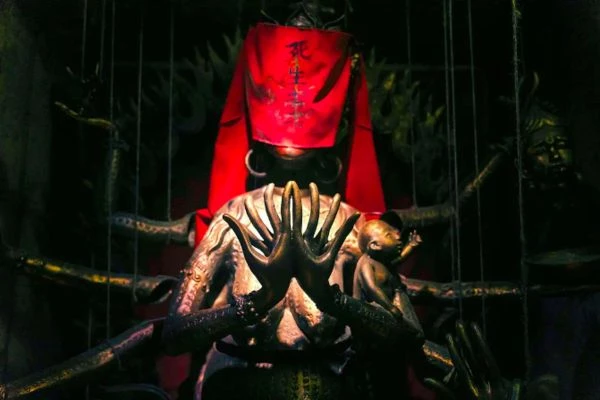 由柯孟融執導、被譽為「台灣有史以來最恐怖電影」的《咒》，故事講述六年前女主角李若男遭遇宗教禁忌詛咒，六年後詛咒再度降臨到她的女兒身上，迫使她必須奮力保護家人免於恐怖力量的侵害。