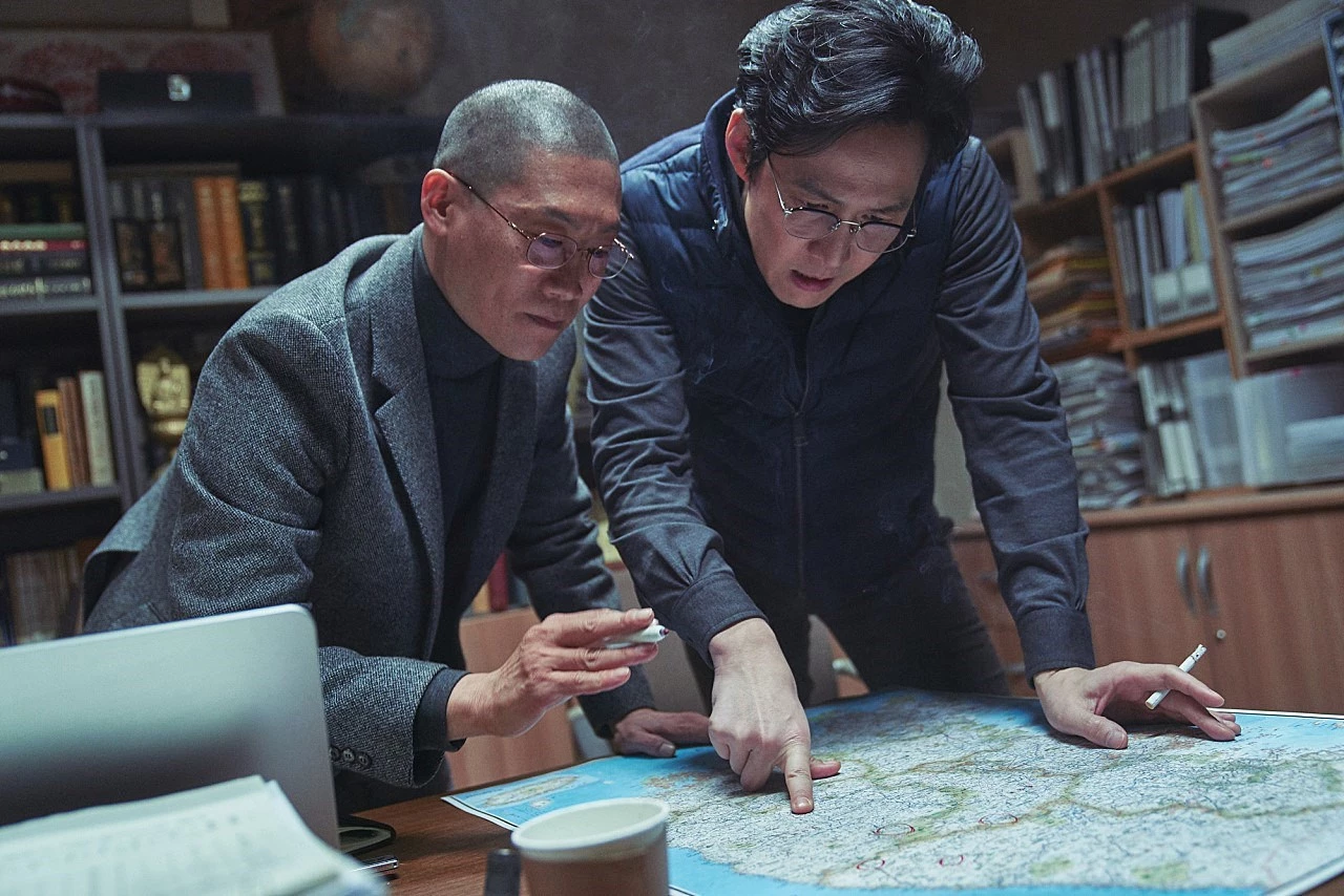 2019 年在韓國引起轟動的《娑婆訶》，由《黑祭司》的導演張在現自編自導，李政宰、朴正民等實力派演員主演，故事講述一名專門調查邪教與異端信仰的牧師朴雄宰，因一樁隧道事故中的謀殺案而與出家的和尚攜手，開始追查一個神秘宗教團體，進而揭露出一連串牽涉靈異與信仰矛盾的事件。