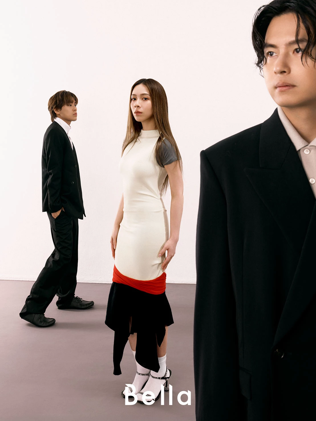 (雲安)黑色西裝外套、白襯衫、寬版西裝褲,all by agnès b。(犬青)拼接針織洋裝、繫帶高跟鞋,all by Loewe。(哲謙)黑色西裝外套、白襯衫,all by Loewe。