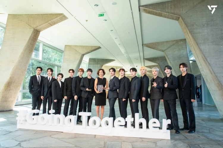 其實 SEVENTEEN 早在 2021 年就曾完成一次全員續約。當時 PLEDIS 宣布，13 名成員在原有合約尚未到期前，就已經提前與公司完成續約，展現出團體對未來發展方向的高度共識。而去年適逢 SEVENTEEN 出道十週年，他們先是推出第五張正規專輯《HAPPY BURSTDAY》，同步舉行世界巡迴演唱會