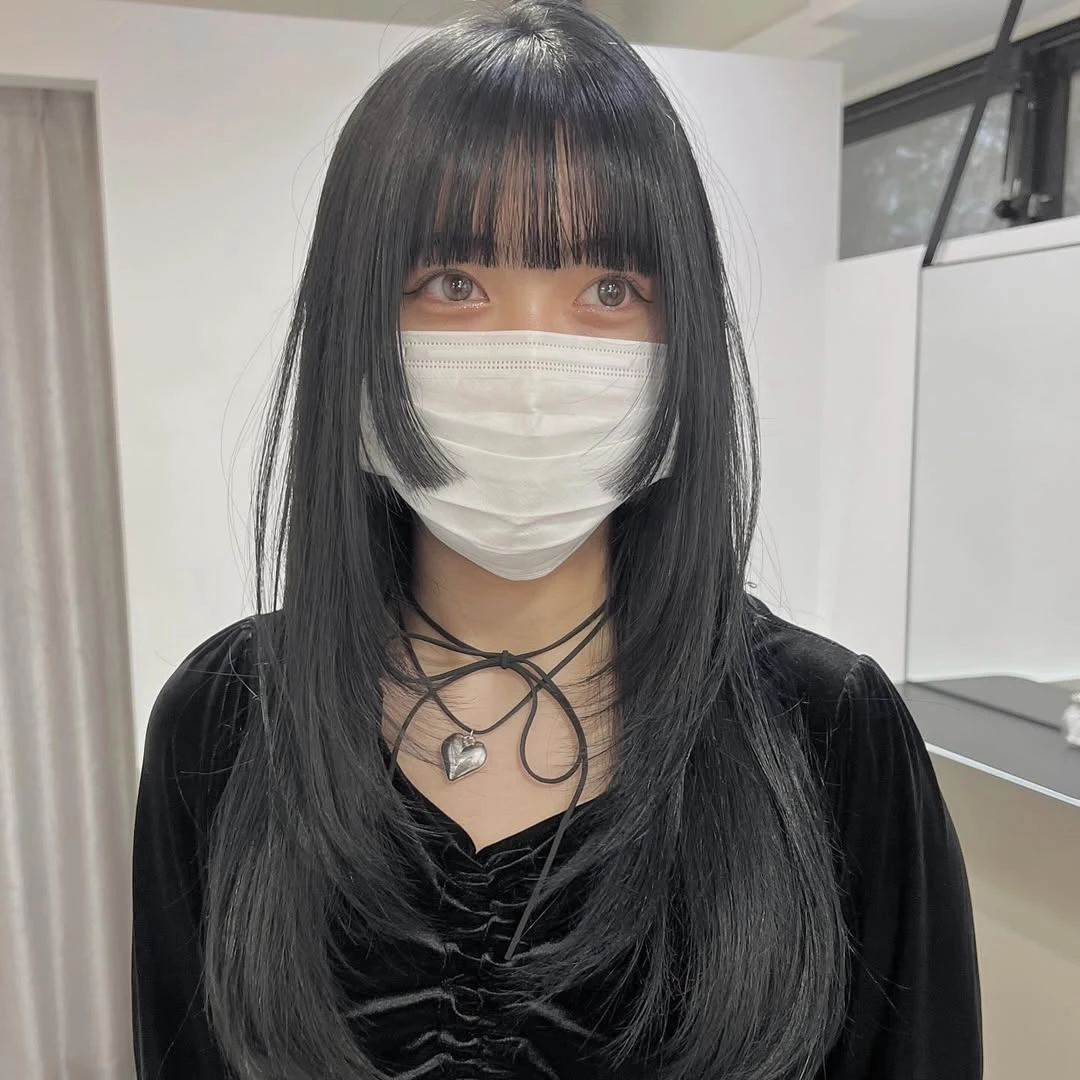 灰色頭髮造型推薦5：齊瀏海層次剪