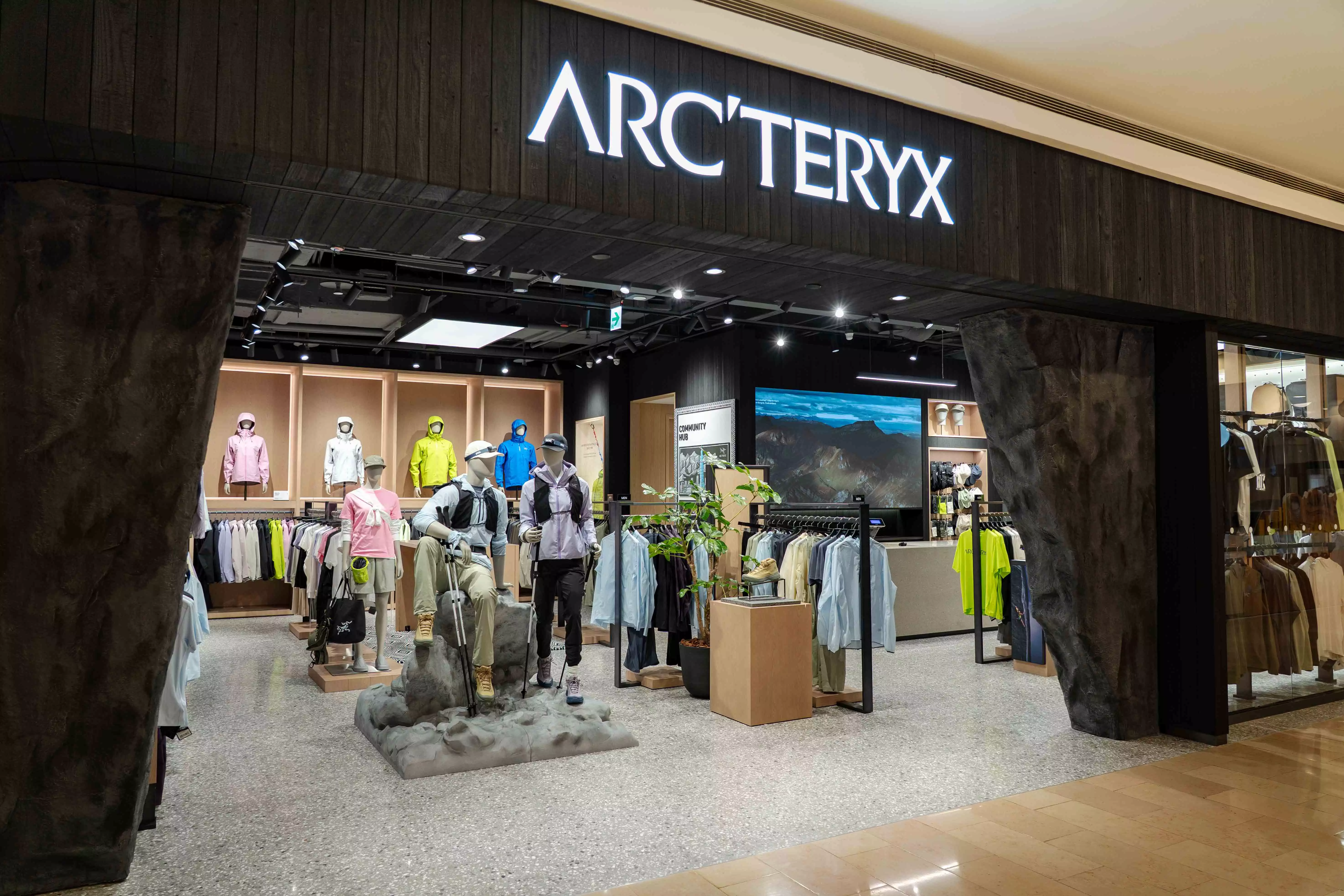 Arc’teryx（始祖鳥）近年從專業登山圈一路紅進城市日常，關鍵就在於把高機能與俐落設計結合得恰到好處。品牌以耐磨、防風、防水等硬實力建立口碑，同時用黑、灰、大地色系與簡潔剪裁，成功打入通勤與潮流穿搭市場。隨著台灣市場回歸直營，商品供貨、尺寸選擇與售後維修也更完整，進一步拉高消費者黏著度。如今再進駐台北101開設形象店，以健行、越野跑、攀岩三大主軸規劃空間，不只宣示深耕台灣，也讓始祖鳥正式從戶外專業品牌，躍升為高端機能風格代表。