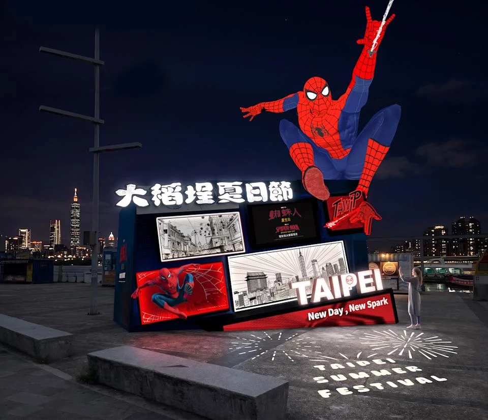 除了煙火,市集與音樂節也是今年不可錯過的重點,這次觀光局特別在大稻埕碼頭打造了 9 米高的蜘蛛人巨型裝置藝術以及全長 180 公尺的主題水岸光廊,加上河岸貨櫃市集、異國美食、文創攤位,讓大家在等待煙火前就能先吃喝、拍照、逛街,感受夏夜微風裡的碼頭氛圍。