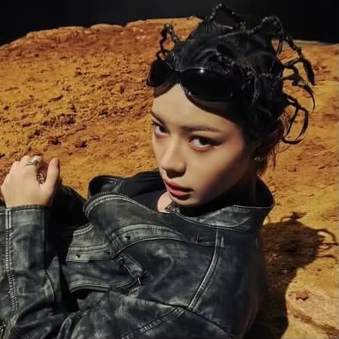 2006 年 1 月 21 日出生，曾在 Zico 創立的公司 KOZ Entertainment 擔任練習生，之後加入 More Vision，光是練習生時期就長達 5 年，也因為是團內最有經驗的成員，因此擔綱 More Vision 的隊長，不論唱、跳再到 Rap 功力都不在話下。