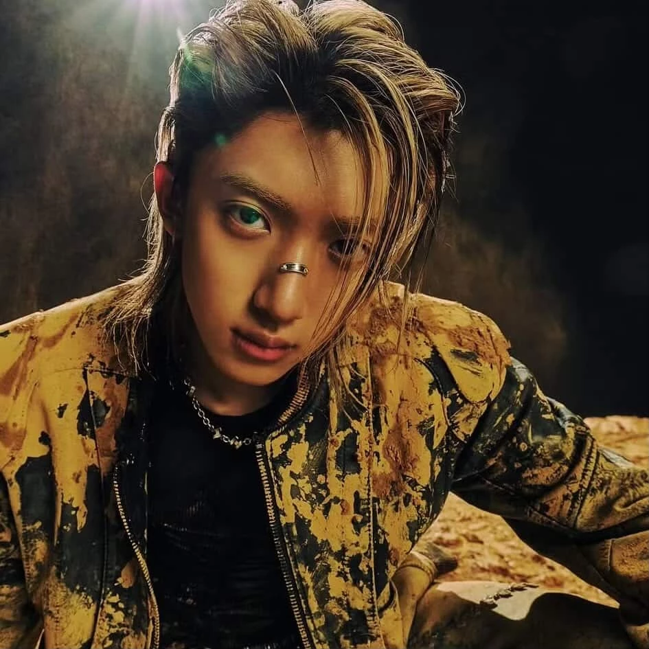 2008 年 3 月 8 日出生，不只在唱歌、Rap、創作與舞台表演上都具備實力，不只被譽為「六邊形成員」，更大大提升了 LNGSHOT 的戰力，與 CORTIS 的馬丁更是從練習生時期就共同陪伴與創作至今的好友。