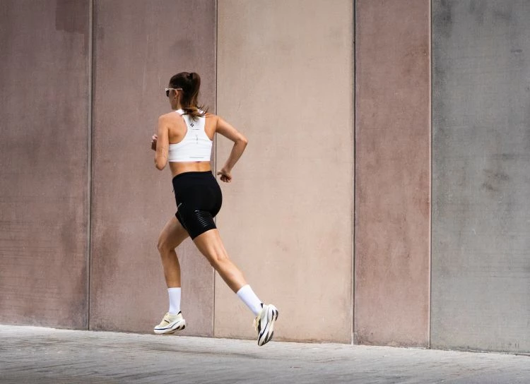 迪卡儂（Decathlon）是起源於法國北部里爾的運動用品品牌與零售集團，於1976年由Michel Leclercq創立，品牌名稱源自法語「十項全能（décathlon）」，象徵對多種運動的包容精神。它自成立之初就秉持著讓更多人以合理價格享受運動的樂趣為理念，並將此精神貫徹在產品與品牌定位上。