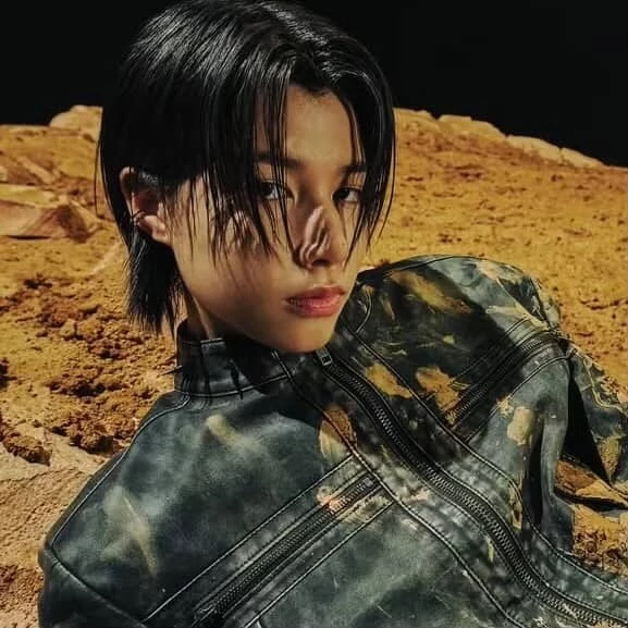 2010 年 5 月 1 日出生的忙內，擁有韓國與法國血統，精緻的五官與高挑的身材不只一出道便吸粉無數，更因純淨且帶有顆粒感的嗓音，神似 Justin Bieber 剛出道時期，被譽為也讓他多了「寶藏歌聲」與「音色流氓」等稱號。