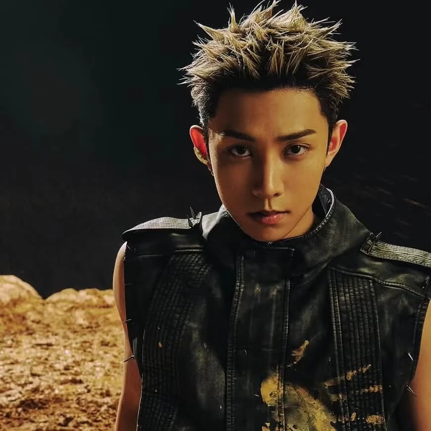 2006 年 9 月 18 日出生，曾參與嘻哈節目 《RAP:PUBLIC》，累積饒舌實力與舞台經驗，在團體內主要負責 Rap，超炸的演出實力讓人很難相信他才 20 歲，加上染著一頭金髮的壞萌魅力，一出道便擊殺無數少女心。