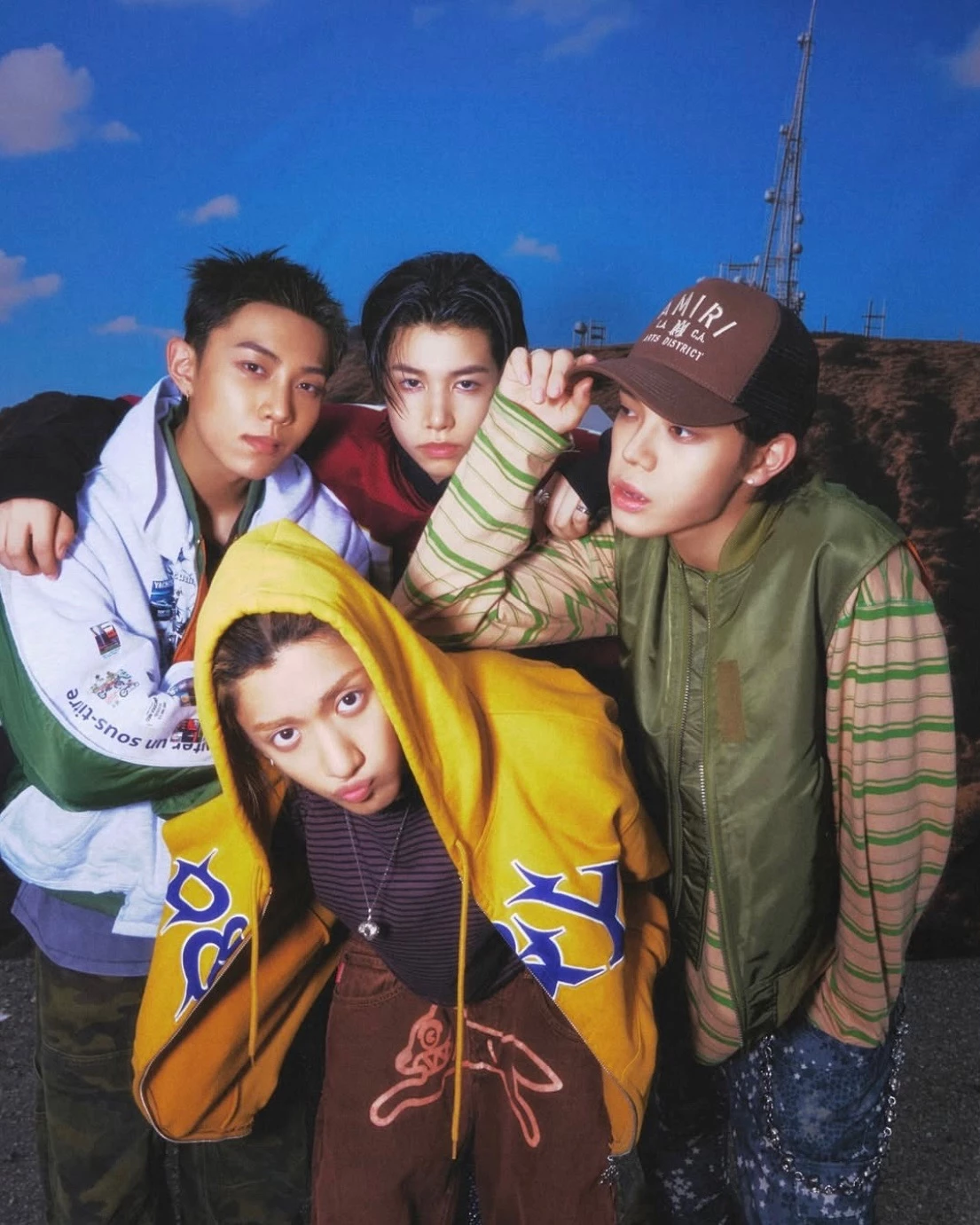 一向不按常理出牌的 Jay Park，也採用嘻哈圈常見的模式，讓他們出道前先在非正式演出舞台累積口碑，LNGSHOT 自 2025 年開始，成員先逐步被公開，並在各大校園和音樂活動上陸續曝光，同年他們推出混音專輯《4SHOBOIZ Mixtape》。