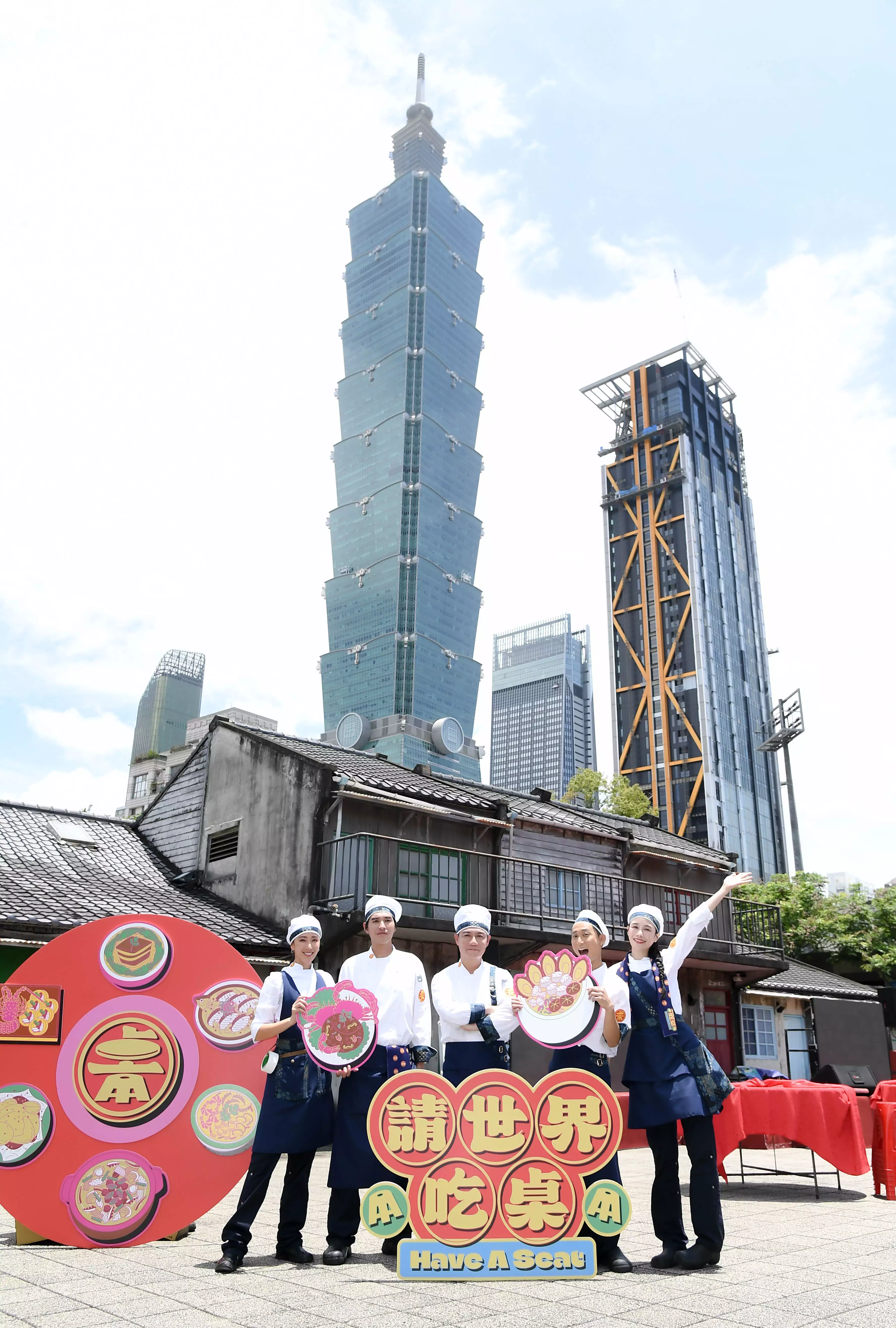 五位成員在節目中也各自展現鮮明角色定位,「戲劇女神」隋棠擔綱極致細節控的優雅總召;「戲劇男神」藍正龍則化身站砧,也是廚房定海神針;「人氣主持人」浩子擔任掌控全場氣氛的說菜擔當;「台語歌王」陳隨意則被譽為「被歌手耽誤的站鼎一哥」;而「百萬 YouTuber」千千則是最懂吃、也最機靈的辦桌水腳。