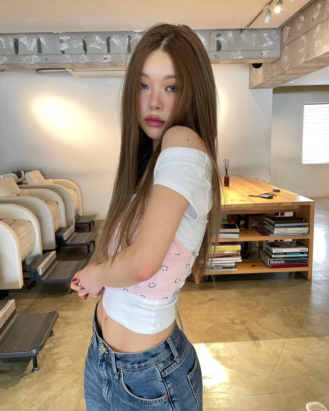 冷棕色髮型推薦26:中分直長髮