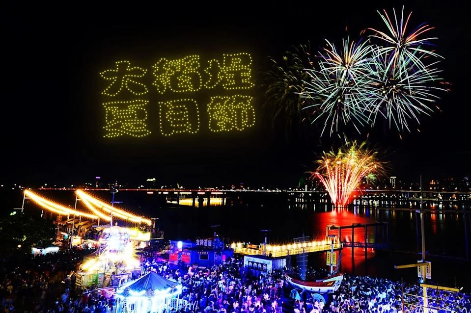 今年最受矚目的亮點，是主題煙火與無人機燈光展演的結合，大稻埕主題煙火預計於 7 月 25 日、8 月 5 日及 8 月 15 日晚間登場，每場施放約 8 分鐘，一次展示特色造型煙火、創新施放技法及多層次夜空演出。其中 7 月 25 日與 8 月 15 日還規劃約 20 分鐘的無人機燈光展演，將「蜘蛛人」與台北城市意象一起綻放在大稻埕夜空。