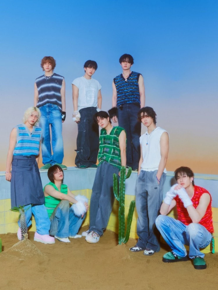 2018 年 3 月由 JYP 娛樂打造的 8 人男團 Stray Kids,透過同名選秀的徵選後正式出道,出道初期就以「自製音樂」打出特色,團內製作小分隊 3RACHA 參與大量詞曲創作,讓 Stray Kids 形成強烈、實驗性高、節奏感鮮明的音樂風格。