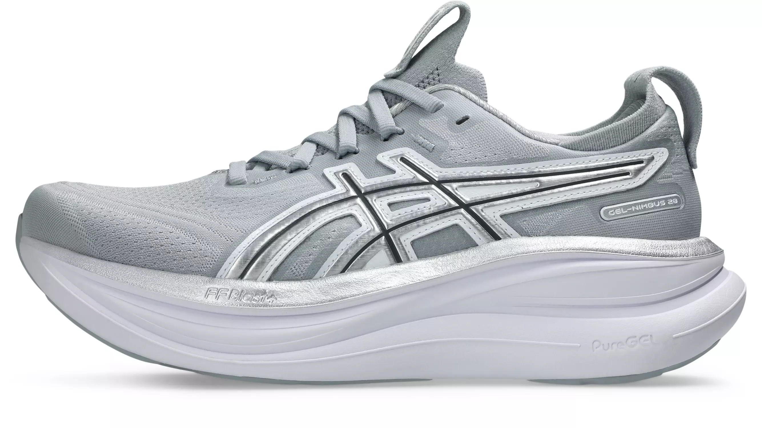 近年厚底跑鞋持續主導市場,而 Gel-Nimbus 28 ATC 正是把包覆感與透氣感拿捏得很剛好的代表款。整體外型帶點復古跑鞋輪廓,但透過灰銀配色與流線線條修飾,又多了幾分未來感,屬於耐看型選手。(價格:NTD4,980)