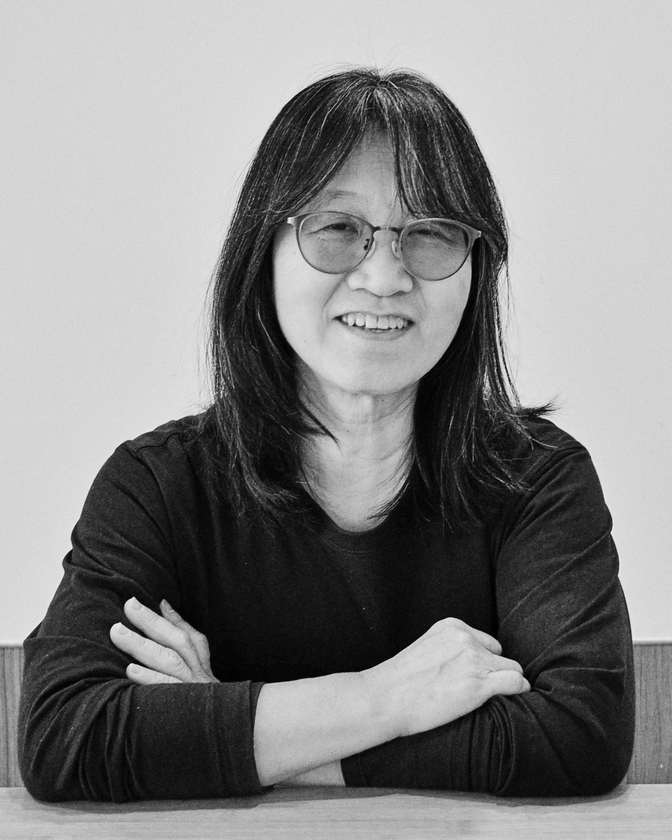 謝佳珍畢業於國立台灣師範大學美術系,長年於國中擔任視覺藝術教師,累積 27 年教學經驗。1999 年,她進入國家工藝成就獎得主李榮烈的培訓計畫,正式學習竹編技藝,將傳統工法納入個人創作脈絡。