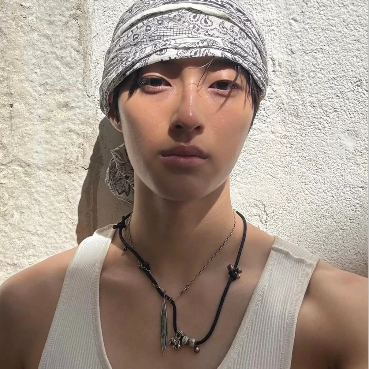 今年才 22 歲、擁有帥氣帽的白宣號，首度挑大樑擔任男主角，他飾演世雅的秘密男友金建宇，不論是談戀愛充滿粉紅泡泡到面臨死亡而黑化的情緒都完美詮釋，也讓他自開播後人氣大漲，未來一片看好。