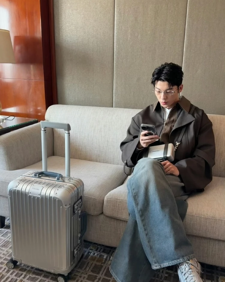 從許光漢近期曝光的私服旅行照可以看到，他以寬版牛仔褲搭配短版外套，再配上銀色鋁鎂合金Rimowa行李箱，而光漢同款的它以鋁鎂合金箱體搭配皮革細節聞名。從皮革提把到TSA鎖與密封膠條，都以同色系設計呈現精緻質感。近期推出的季節色「柔霧藍」靈感來自清晨天空的靜謐色調，讓冷冽金屬多了一份柔和層次，也成為近年討論度很高的新色款。（價格：NTD 55,700、尺寸：55 x 40 x 23 cm、重量：4.3 kg）