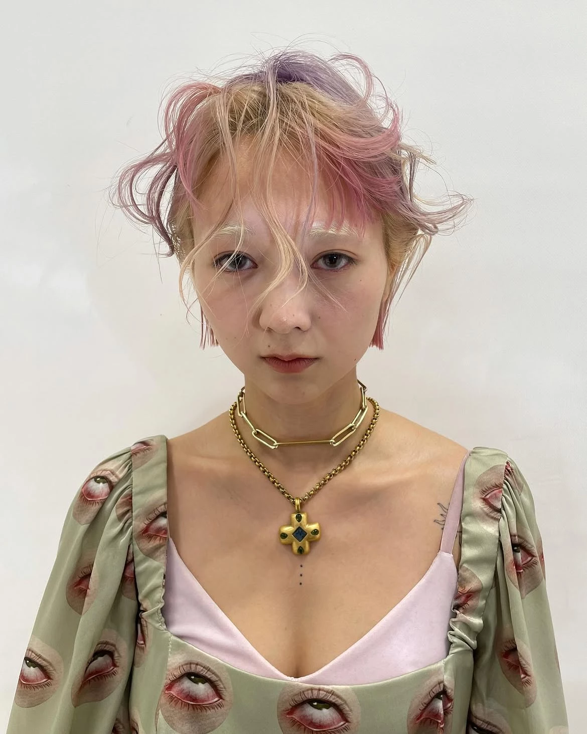 粉紫色短髮推薦3：粉彩微卷短髮