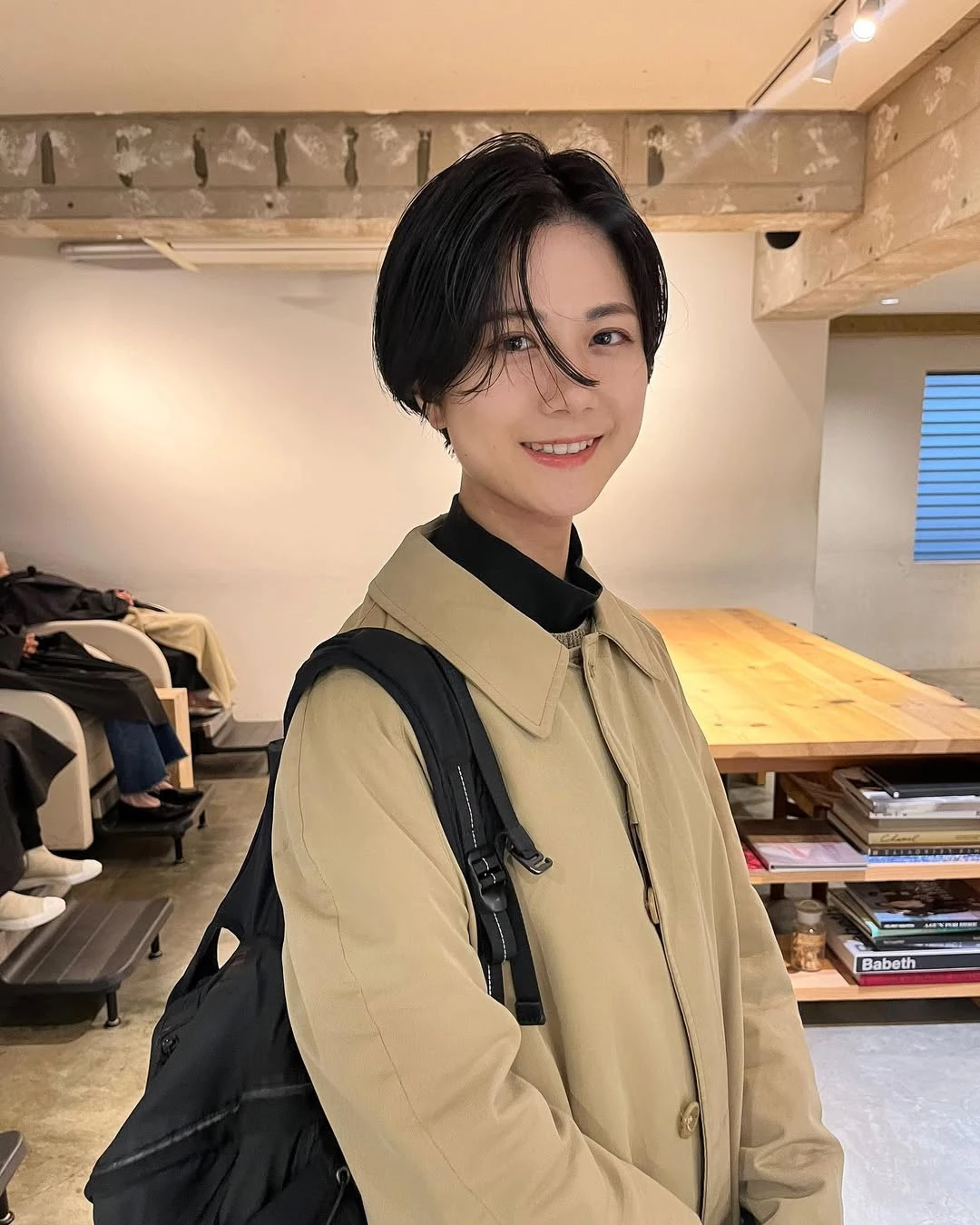 50歲減齡極短髮推薦：C字捲大旁分