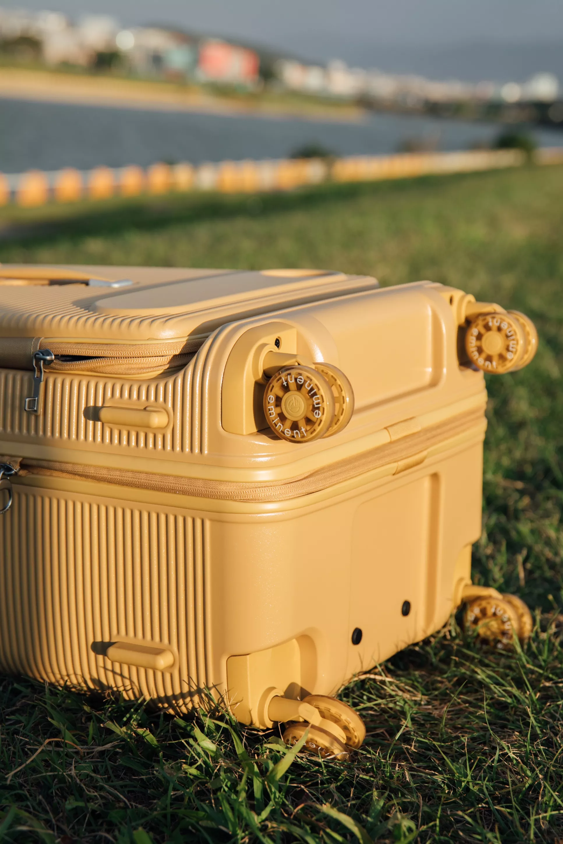 硬箱多半採用PC或ABS材質，優點是耐衝擊、好整理，但表面也容易留下刮痕與手印。日常保養可以先用乾布或軟刷除塵，再以溫水搭配少量中性清潔劑輕擦。關鍵在溫和，避免使用酒精或強效去污劑，會讓表層塗層失去光澤。