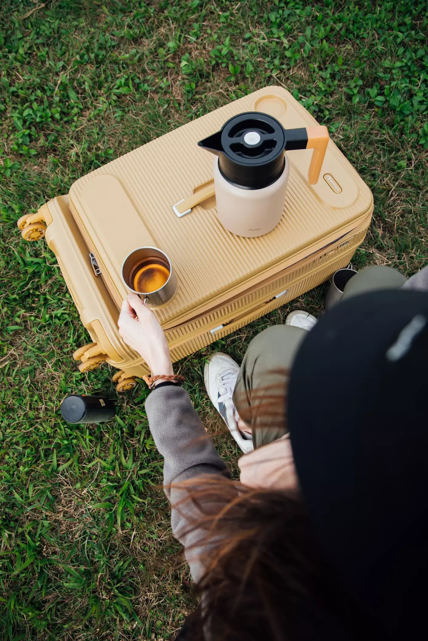 硬箱多半採用PC或ABS材質，優點是耐衝擊、好整理，但表面也容易留下刮痕與手印。日常保養可以先用乾布或軟刷除塵，再以溫水搭配少量中性清潔劑輕擦。關鍵在溫和，避免使用酒精或強效去污劑，會讓表層塗層失去光澤。