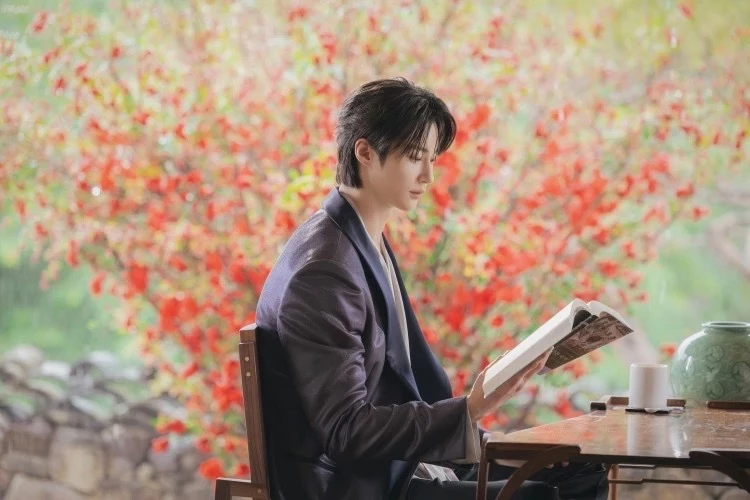 今年邊佑錫與「全能女神」IU 帶來新劇《21世紀大君夫人》,飾演在現代君主立憲制韓國中擁有王族身分、卻缺乏實權的李安大君,兩位高人氣主演,以及婚姻契約、身分差距和現代王室等設定,都使劇集預告、討論與花絮迅速發酵,讓邊佑錫熱度始終高居不下。