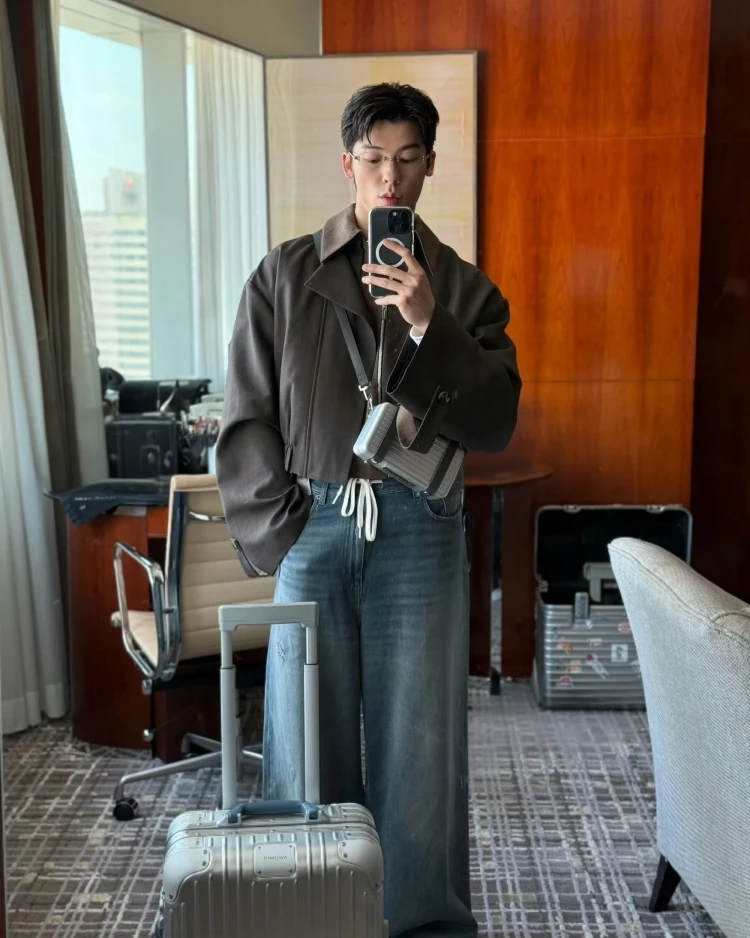 從許光漢近期曝光的私服旅行照可以看到，他以寬版牛仔褲搭配短版外套，再配上銀色鋁鎂合金Rimowa行李箱，而光漢同款的它以鋁鎂合金箱體搭配皮革細節聞名。從皮革提把到TSA鎖與密封膠條，都以同色系設計呈現精緻質感。近期推出的季節色「柔霧藍」靈感來自清晨天空的靜謐色調，讓冷冽金屬多了一份柔和層次，也成為近年討論度很高的新色款。（價格：NTD 55,700、尺寸：55 x 40 x 23 cm、重量：4.3 kg）
