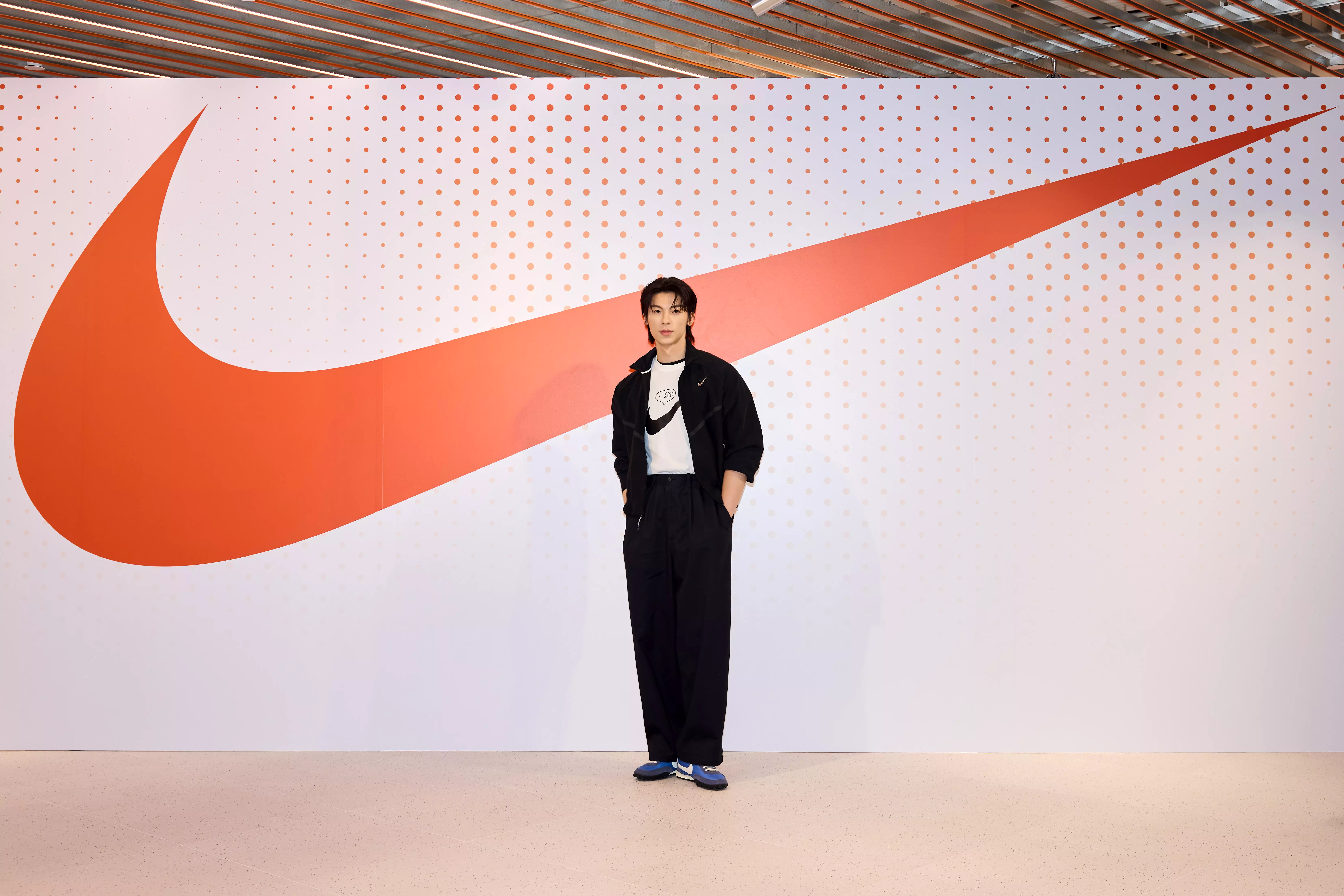 Nike 正式將台北101升級為品牌體驗店，釋出重返台灣市場核心地段的明確訊號。此次開幕找來許光漢站台，不只為新店造勢，也象徵品牌與在地文化連結的進一步深化。許光漢以深色運動外套、手繪細節白T與藍色 Waffle Racer 球鞋現身，兼具運動感與都會風格，也呼應 Nike 近年強調的生活化穿搭語境。新店空間整合跑步、訓練、籃球與 Sportswear 等系列，並規劃 ACG、Kobe Bryant、Nike Tennis 三大展示區，企圖將產品、運動文化與生活風格整合為更完整的品牌場域。從攜手許光漢到進駐台北101，Nike 顯然不只是在開新店，更是在重新佈局台灣市場。