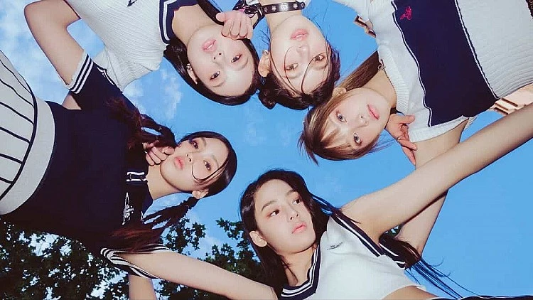 2022 年 7 月 22 日，HYBE 娛樂旗下的 ADOR 娛樂在毫無預告的情況下，推出 5 人女團 NewJeans，由王牌製作人閔熙珍打造，不論是音樂風格與視覺都極具辨識度，一出道便掀起全球 Y2K 風潮。