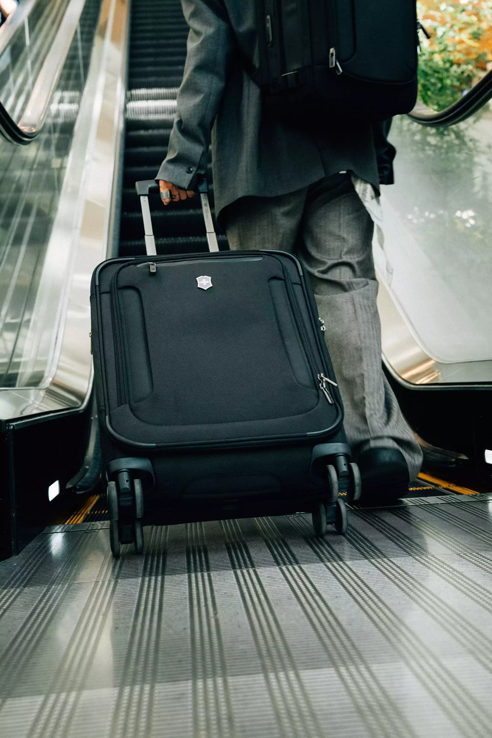 軟箱布面纖維細密，優點是彈性高、重量輕，但也更容易吸附髒污。日常可用微濕布輕擦表面，將浮塵帶走；若有局部污漬，使用稀釋過的中性洗劑搭配軟毛刷輕刷即可。切記不要整片浸濕，水分滲入內層後難以完全乾燥，反而滋生霉味。