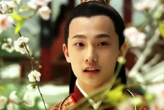楊洋入行也是無心插柳,他在軍藝學舞時,被陸劇《紅樓夢》導演組相中,經過面試與專業培訓後,出演成年賈寶玉,正式踏入影視圈。