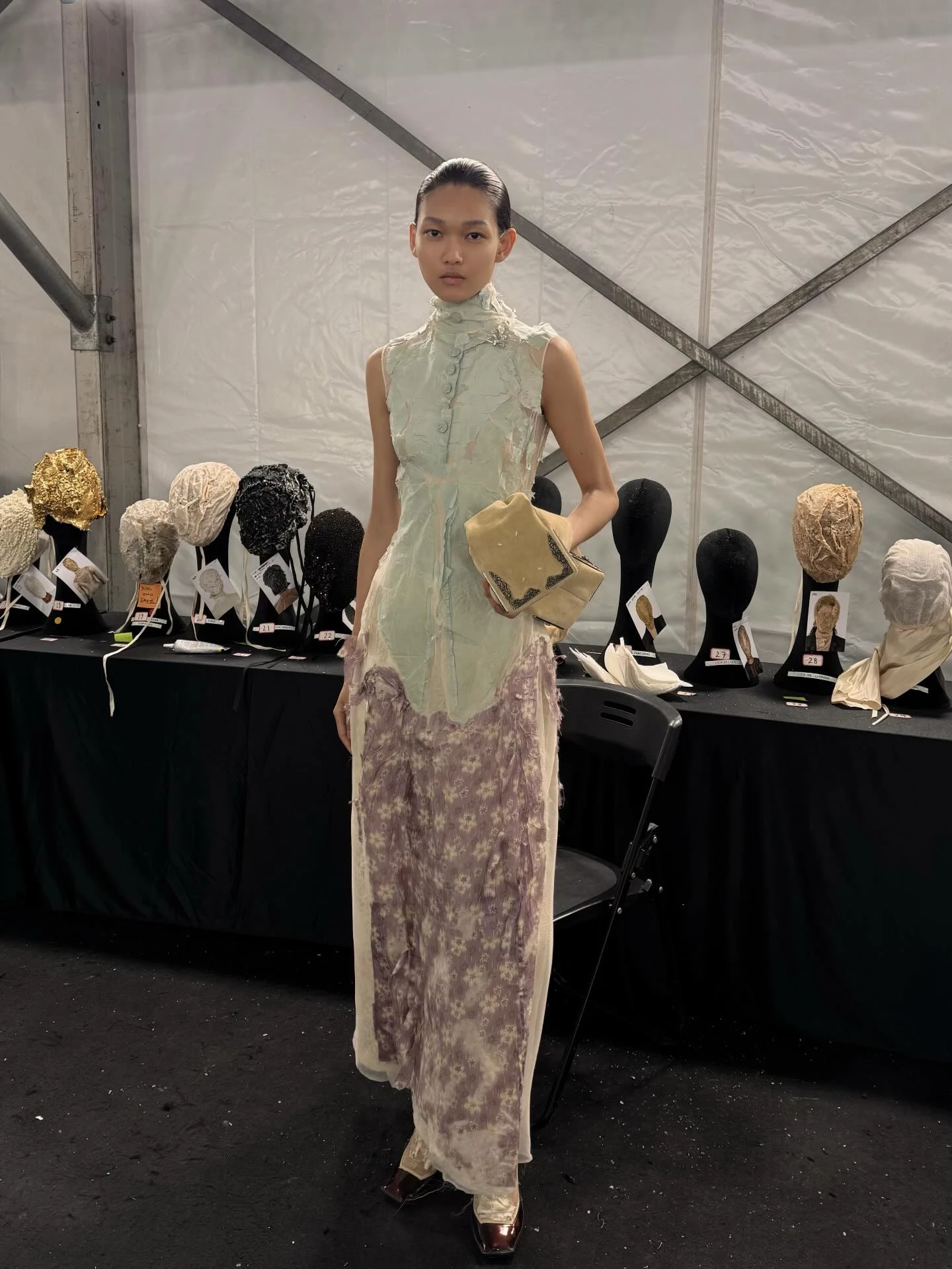 從2023年實踐公模開始走，到2026年走進巴黎高級訂製週，身高180公分的Patty，從台北走向巴黎，在今年一月初分別走上黎巴嫩設計師Tony Ward、George Chakra的高級訂製服系列，她提到，每一次試鏡幾乎都會被問「你是哪裡人？」她提到，每一次casting幾乎都會被問「Where are you from?」，更意識到自己真的從一座小小的島，走到了巴黎。