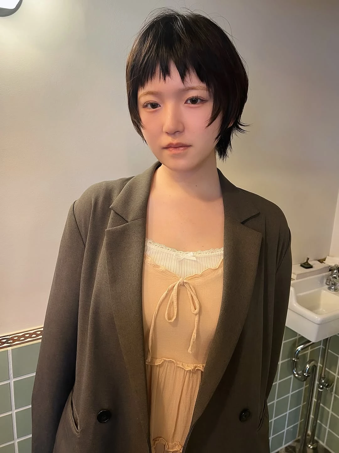 熟齡層次短髮推薦7:不規則貼耳短髮