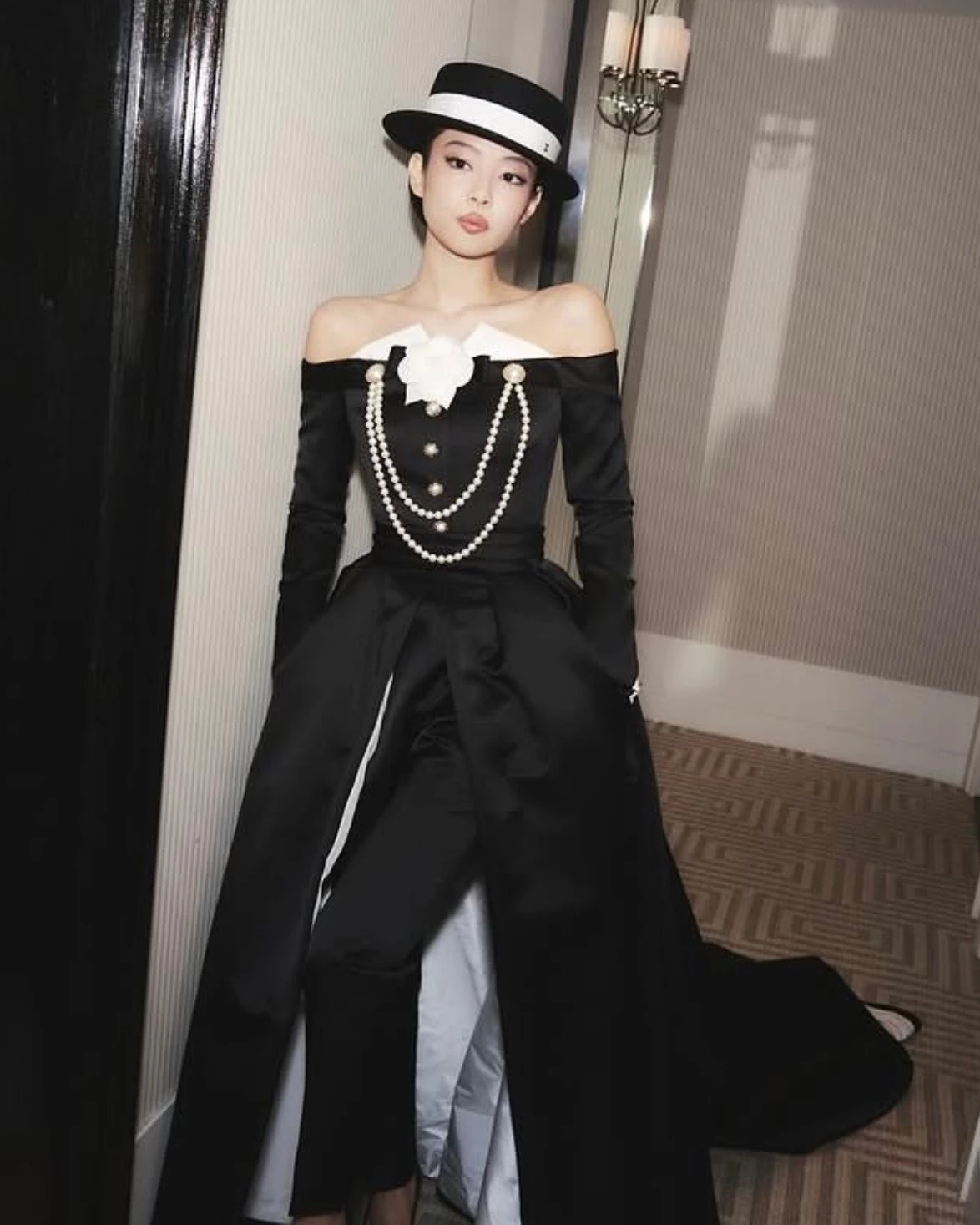 在影劇與娛樂類人物方面,韓國女團 BLACKPINK 成員 Jennie 接棒去年入選的 Rosé,成為亞洲娛樂圈最受矚目的代表之一,推薦文由美國創作歌手葛蕾西·亞伯拉罕(Gracie Abrams)執筆,她在文中直言「Jennie is a star」,認為她不只在舞台與鏡頭前散發強烈魅力,即使在私下安靜時刻,也同樣具備讓人無法忽視的存在感。
