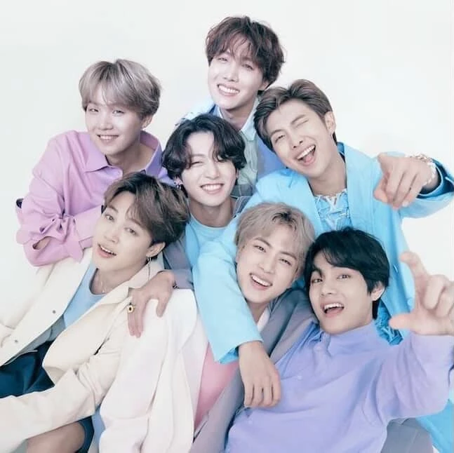 2013 年出道的七人男子團體 BTS（防彈少年團），出道至今以超強的舞台魅力加上一首首洗腦神曲吸粉無數，截至目前團體的專輯銷量已超過 3000 萬張，並在 YouTube 累積 13 支破億 MV，更達成首組擠進《告示牌》專輯與歌曲榜冠軍的 K-pop 團體，並且入選《時代雜誌》年度最佳藝人等殊榮。