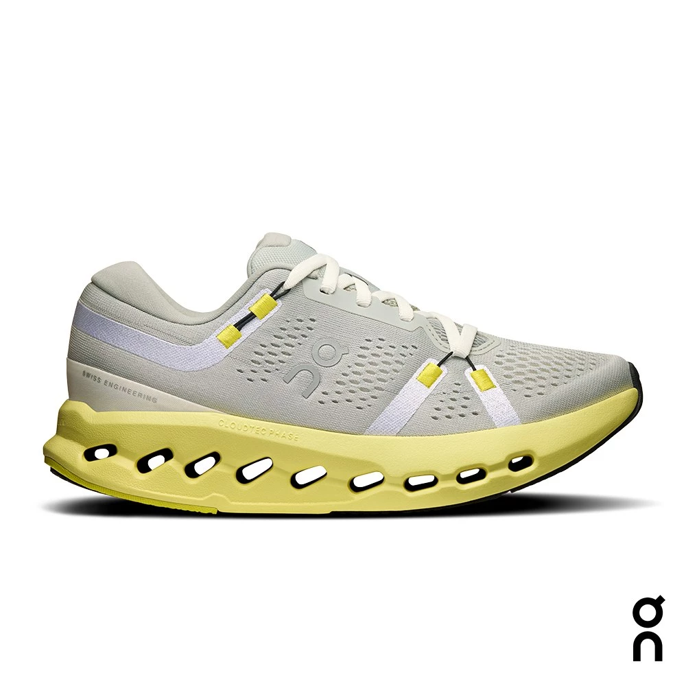 On球鞋中深受跑者喜愛的Cloudsurfer 2 這一代明顯把「順暢腳感」再往上推一個等級。冰川灰搭配檸檬黃中底,在低調灰調中加入一點亮點,既有專業跑鞋的科技感,也保留日常穿搭的清爽辨識度。(價格:NTD5,580)