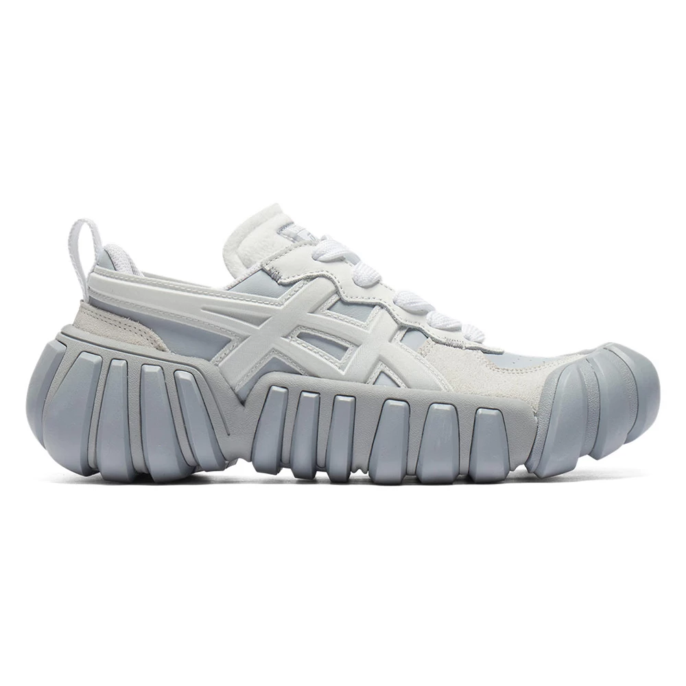 這一雙鬼塚虎球鞋最大辨識點就是誇張的鋸齒厚底結構,一上腳立刻把整體份量感做好做滿,鞋面以多種皮革材質拼接打造,搭配立體 Onitsuka 虎紋 與毛氈質感鞋舌,細節層次非常豐富;灰階配色則剛好中和厚底的侵略感,讓造型依然維持時髦乾淨。(價格:NTD6,480)