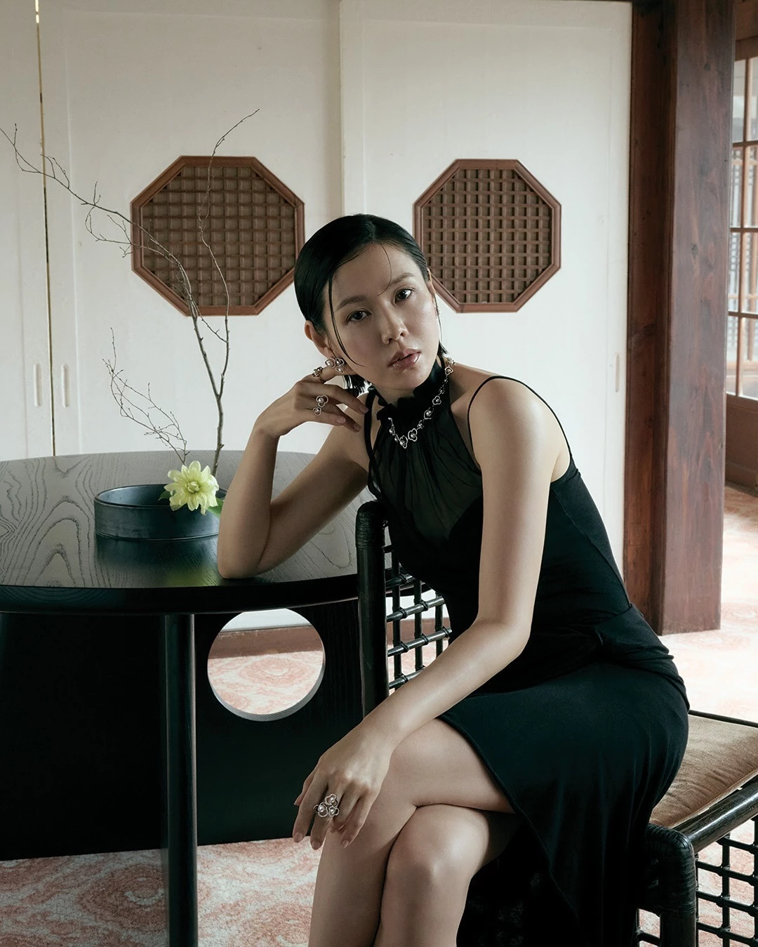 日本高級珠寶品牌 TASAKI 再添韓國重量級代言人。剛奪下青龍獎影后的韓國女星孫藝珍正式加入品牌大家庭，成為最新品牌大使，與先前宣布合作的Twice Momo成為一家親！在最新形象中，孫藝珍佩戴標誌性的 Balance 系列、近年的焦點系列 Chants亮相，隨著孫藝珍加入這個大家庭，品牌也進一步強化在亞洲市場的影響力。