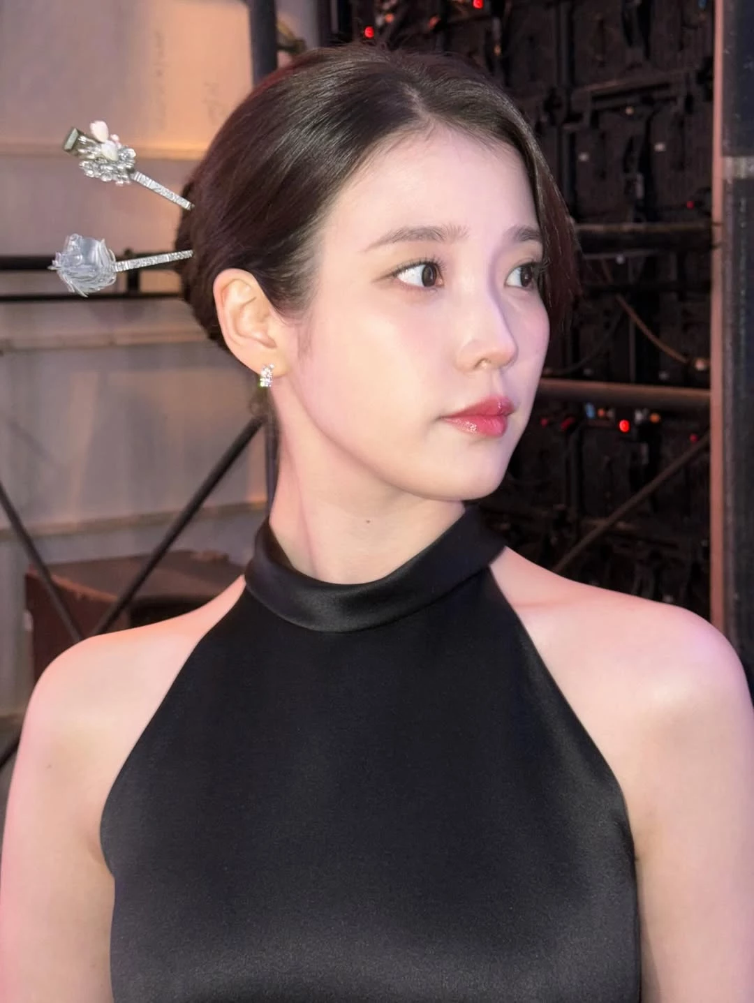IU童顏水光唇妝秘訣3:簡化妝容色彩