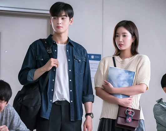  ​  2018 年林秀香、車銀優、趙友利、郭東延主演的《我的 ID 是江南美人》，劇情改編自 Naver 網漫，故事描述女主角姜美來因長期遭受外貌嘲笑而接受整形，進入大學後卻再次面對整形歧視與自我認同問題。
