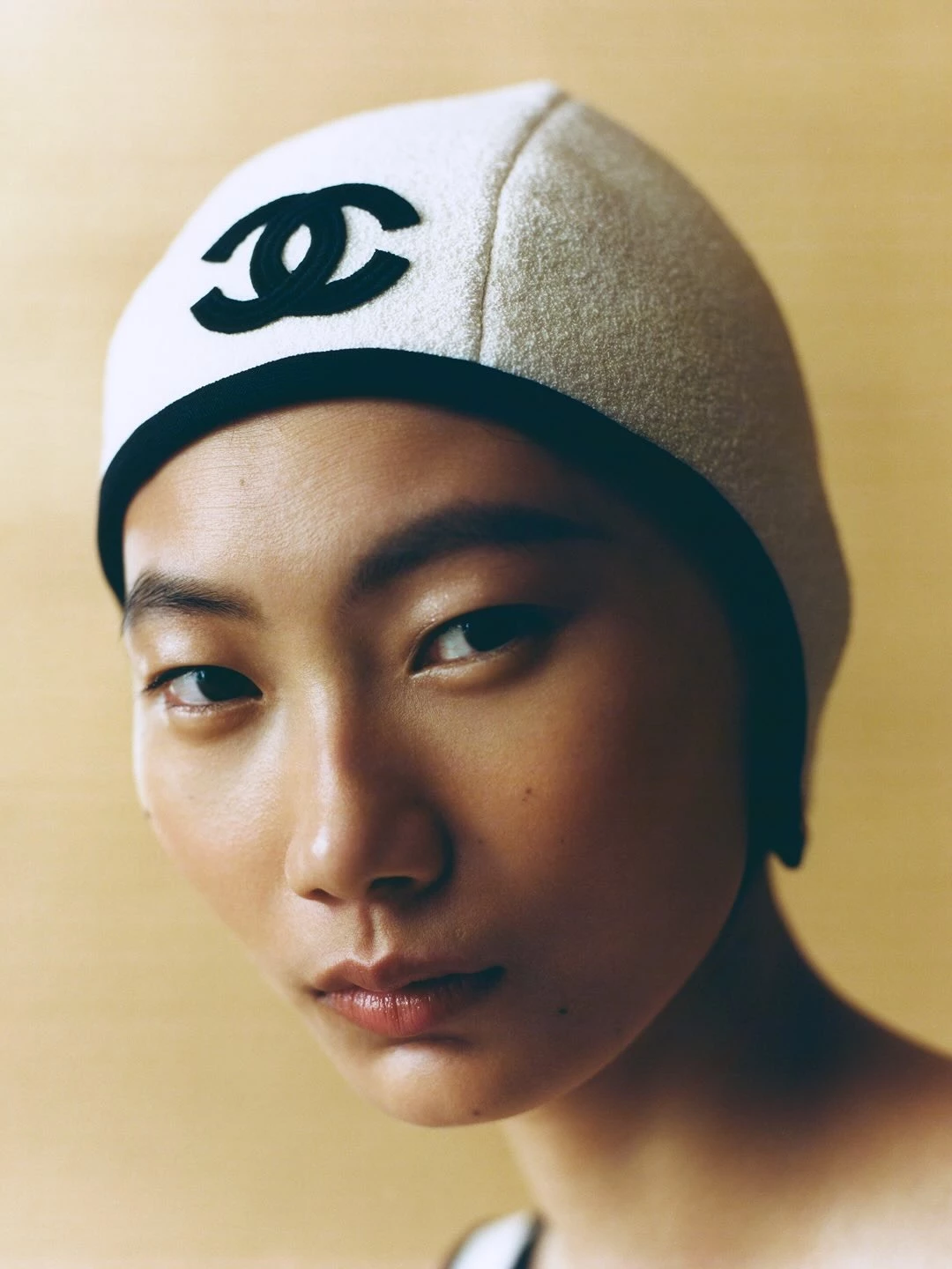 全球時尚電商Lyst公布2026年第一季全球熱門品牌榜單,Chanel 躍居第一,成為本季全球最熱門品牌,自從藝術總監Matthieu Blazy加入後,品牌話題與市場聲量持續升溫,也標記著香奈兒的全新篇章,他的首秀作品於今年初上市後,迅速引發高度關注,在國際一線城市的消費者排隊搶購的狀況盛況空前,這股熱潮不僅來自品牌原有忠實客群,也吸引許多年輕消費者投入。