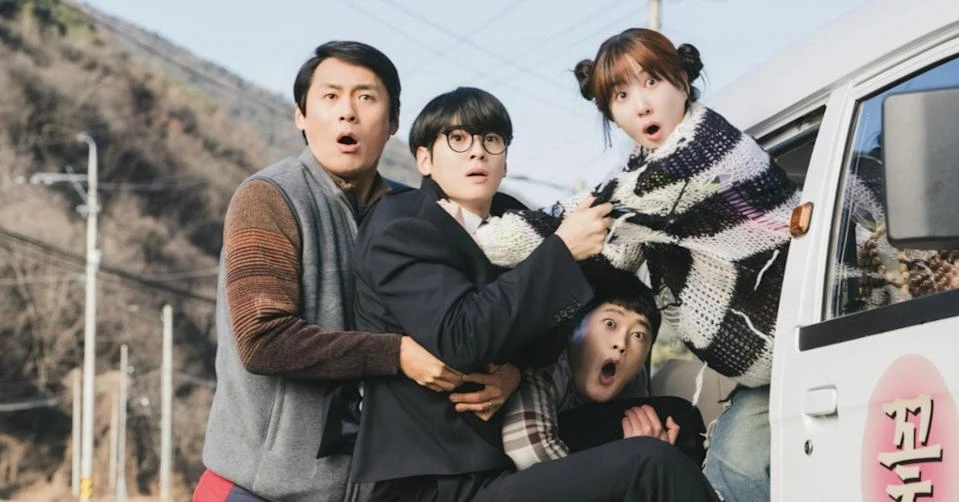 最後則是近期由 Netflix 推出的《超能路人甲》，劇集由朴恩斌、車銀優、崔代勳、林成宰、金海淑、孫賢周等實力派演員主演，故事設定在 1999 年末日即將到來傳聞蔓延的城市，一群原本不起眼的小鎮居民意外獲得超能力，被迫對抗威脅城市和平的惡勢力。